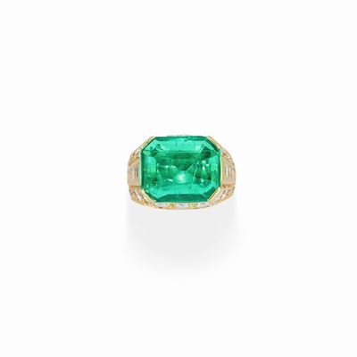 Anello in oro giallo 18K con smeraldo taglio ottagonale e diamanti