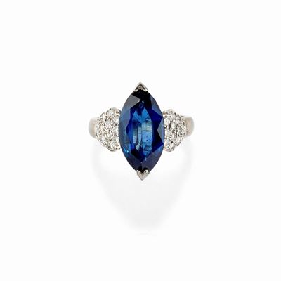 Anello in oro bianco 18K con zaffiro marquise di circa 6,00 ct e diamanti