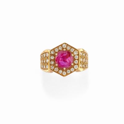 Anello in oro giallo 18K con rubino di ct 2,28 e diamanti