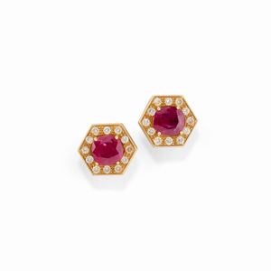  - Orecchini in oro giallo 18K, diamanti e rubini