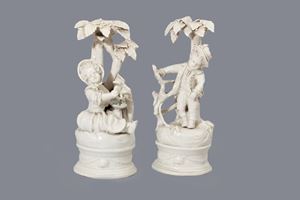 Due sculture in maiolica bianca di Nove di Bassano raffiguranti bimbo e bimba sotto un albero, secolo XVIII