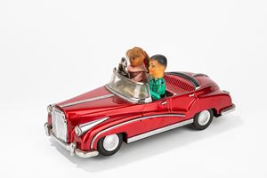 Auto modello cabriolet con pilota e passeggero