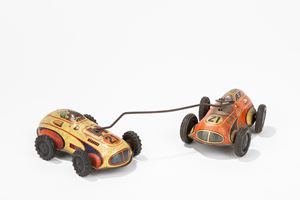 2 auto da corsa collegate da una filo