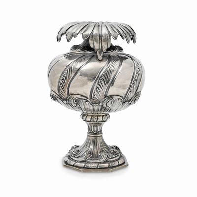 Vaso in argento, corpo circolare con decorazioni a foglie in rilievo