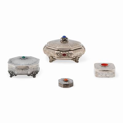 Quattro scatole in argento con inserti in pietre dure