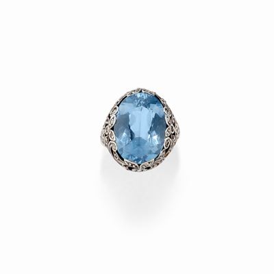 Anello in oro giallo 18k e argento con topazio azzurro taglio ovale
