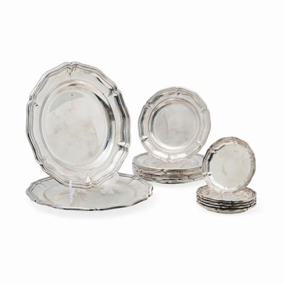 Set di venticinque piatti in argento a profilo mistilineo