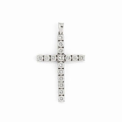 Pendente in oro bianco 18K a forma di croce con diamanti taglio brillante, totale circa 5,00 ct
