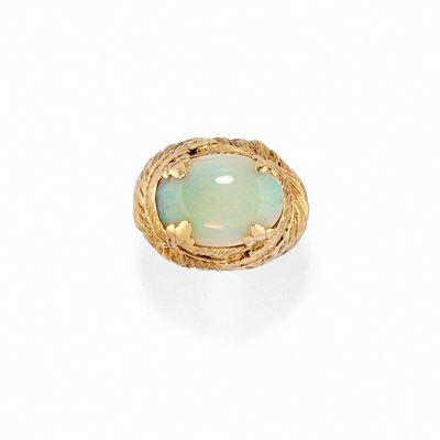 Anello in oro basso titolo con opale cabochon, motivo fogliaceo