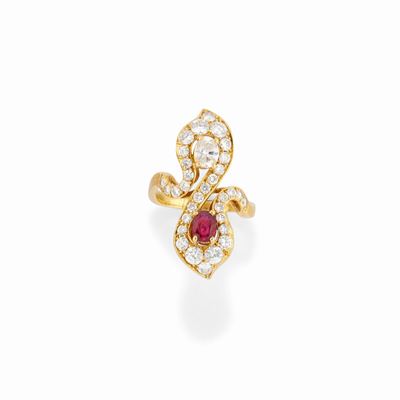 Anello in oro giallo 18K con diamanti e rubino ovale