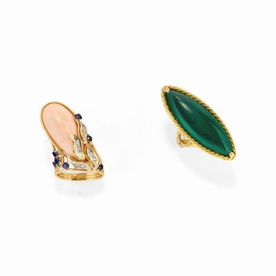 Due anelli in oro giallo 18K con corallo, malachite, diamanti e zaffiri
