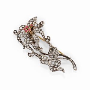 Spilla in argento, oro giallo 18K e diamanti, inizi XX secolo