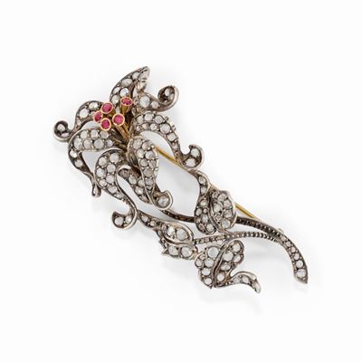Spilla in argento con oro giallo 18K e diamanti, inizi XX secolo