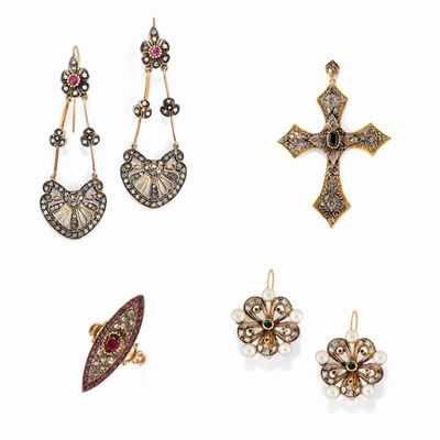 Gioielli in argento e oro, composti da due paia di orecchini, un pendente e un anello con diamant...