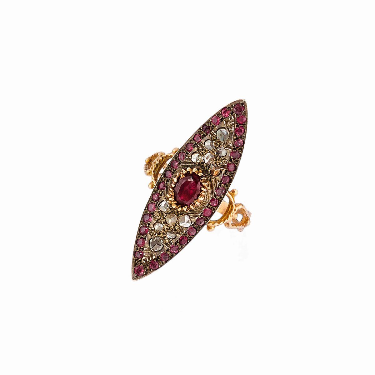 Gioielli in argento e oro, composti da due paia di orecchini, un pendente e un anello con diamant...
