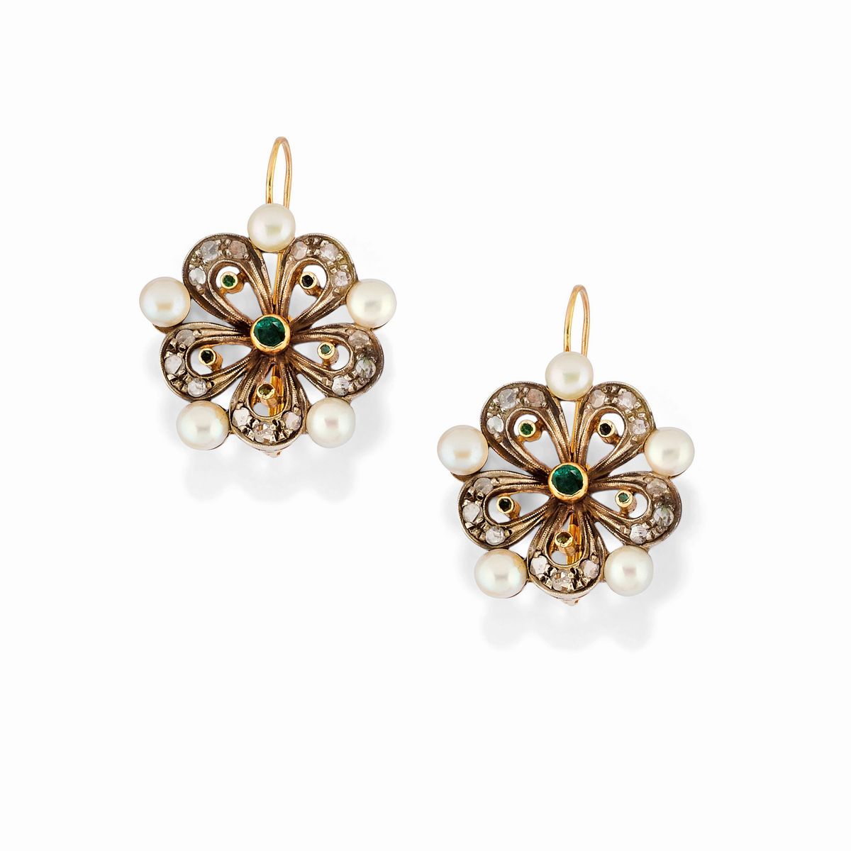 Gioielli in argento e oro, composti da due paia di orecchini, un pendente e un anello con diamant...
