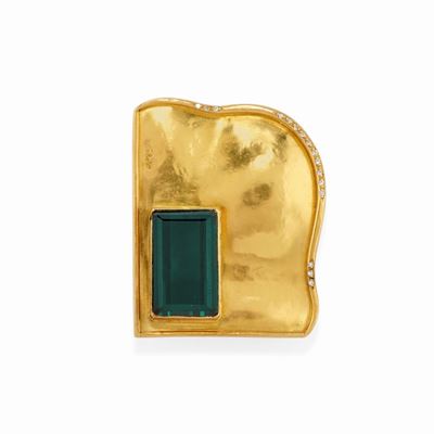Spilla in oro giallo 18K e 22K con tormalina verde-blu e diamanti, design geometrico