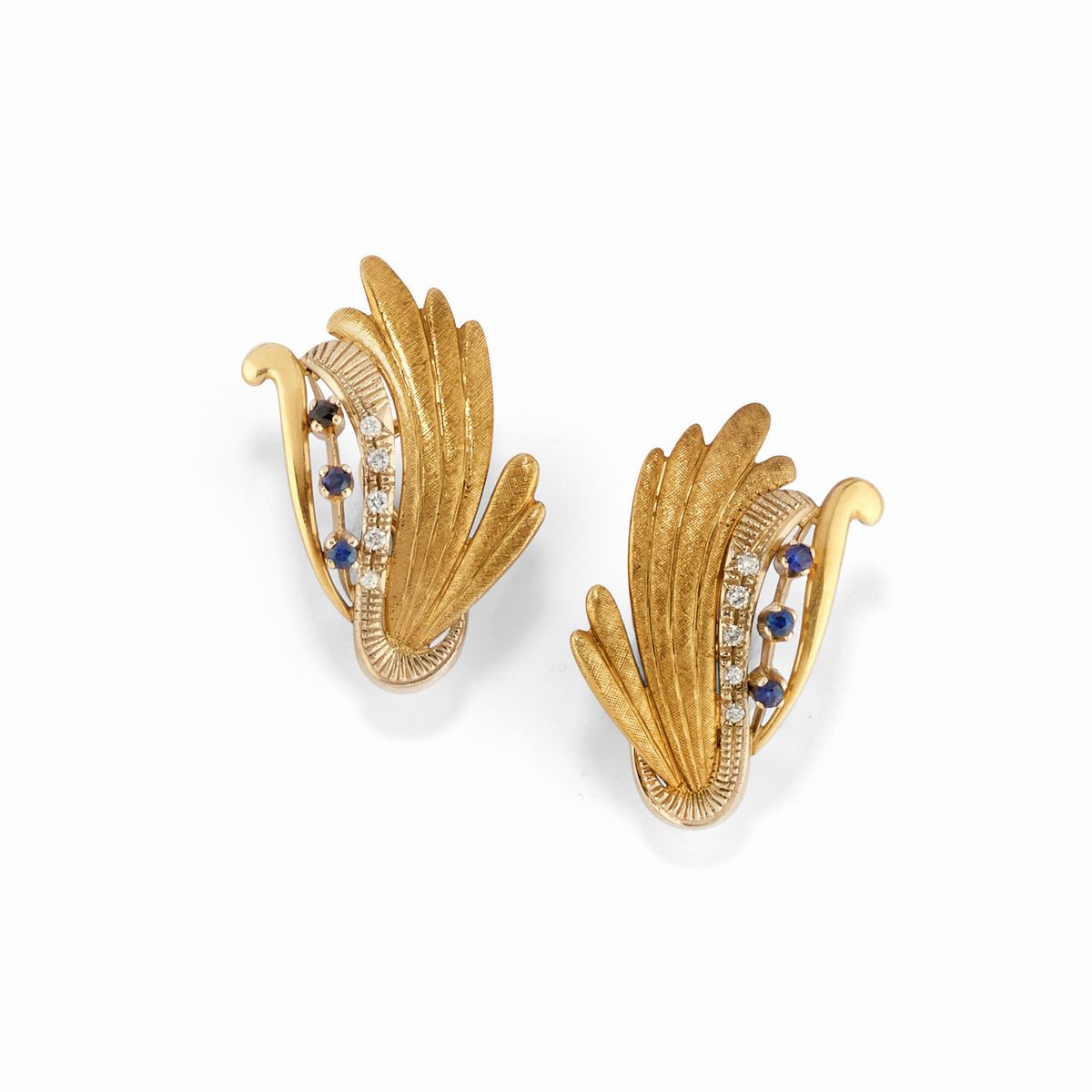 Demi-parure in oro giallo 18K con diamanti e zaffiri, composta da spilla e orecchini a clip