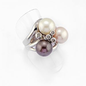 Anello in oro bianco 18k, perle coltivate e diamanti
