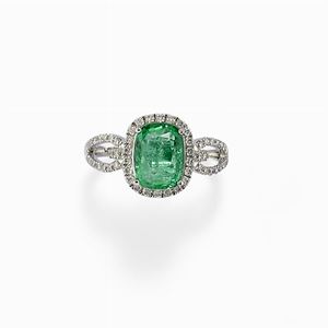 Anello in oro bianco 18k, diamanti e smeraldo