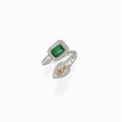 Anello in Oro Bianco 18k, Diamanti e Smeraldo