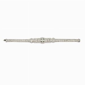  - Bracciale in oro bianco 18k, diamanti e smeraldi, 1920 circa