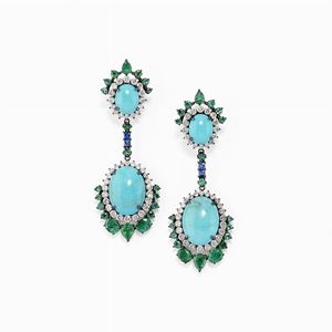 Oecchini pendenti in oro bianco 18k, turchesi, diamanti, zaffiri e smeraldi 