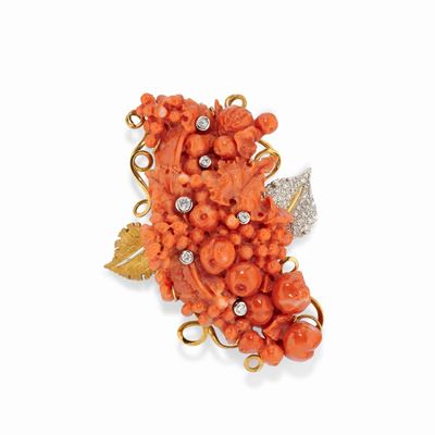 Spilla-pendente in oro giallo 18K, corallo scolpito e diamanti