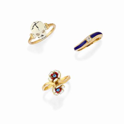 Tre anelli in oro giallo 18K con diamanti e smalti decorativi