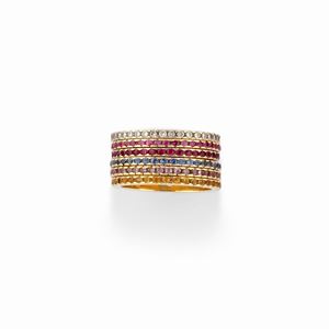  - Anello in oro giallo 18k, diamanti e pietre di colore