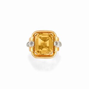  - Anello in oro giallo 18K, diamanti e quarzo citrino