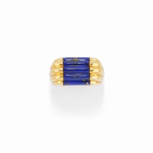A 18K yellow gold and lapislazuli ring 