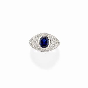  - Anello in oro bianco 18K con diamanti e zaffiro