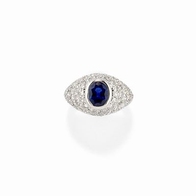 Anello, oro bianco 18K con zaffiro ovale e diamanti a pavé