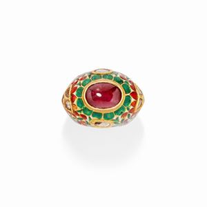A 18K yellow gold, ruby, diamond and enamel ring, indian style