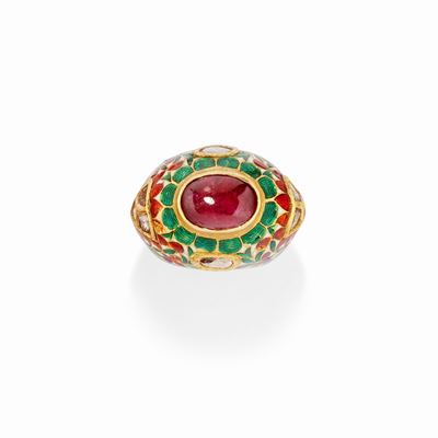 Anello in oro giallo 18K, rubino ovale cabochon con diamanti e smalti multicolore