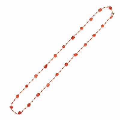 Collana in oro giallo 18K con perline di corallo rosso