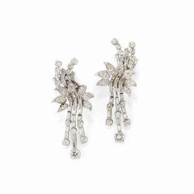 Orecchini pendenti in platino e oro bianco 18K con diamanti, circa 1950