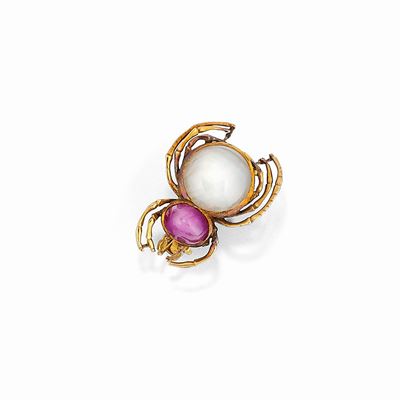 Spilla in oro giallo 18K a forma di ragno con rubino e pietra cabochon