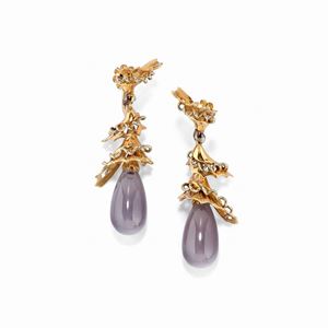 A 18k two-color gold and calcedony earrings