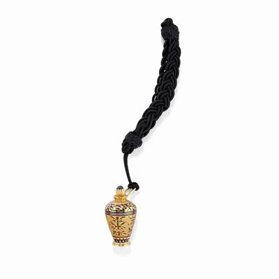 Pendente in oro giallo 18K con smalto policromo e zaffiro