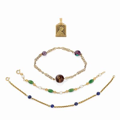 Tre bracciali e un pendente in oro giallo 18K con pietre dure, smalto e perle