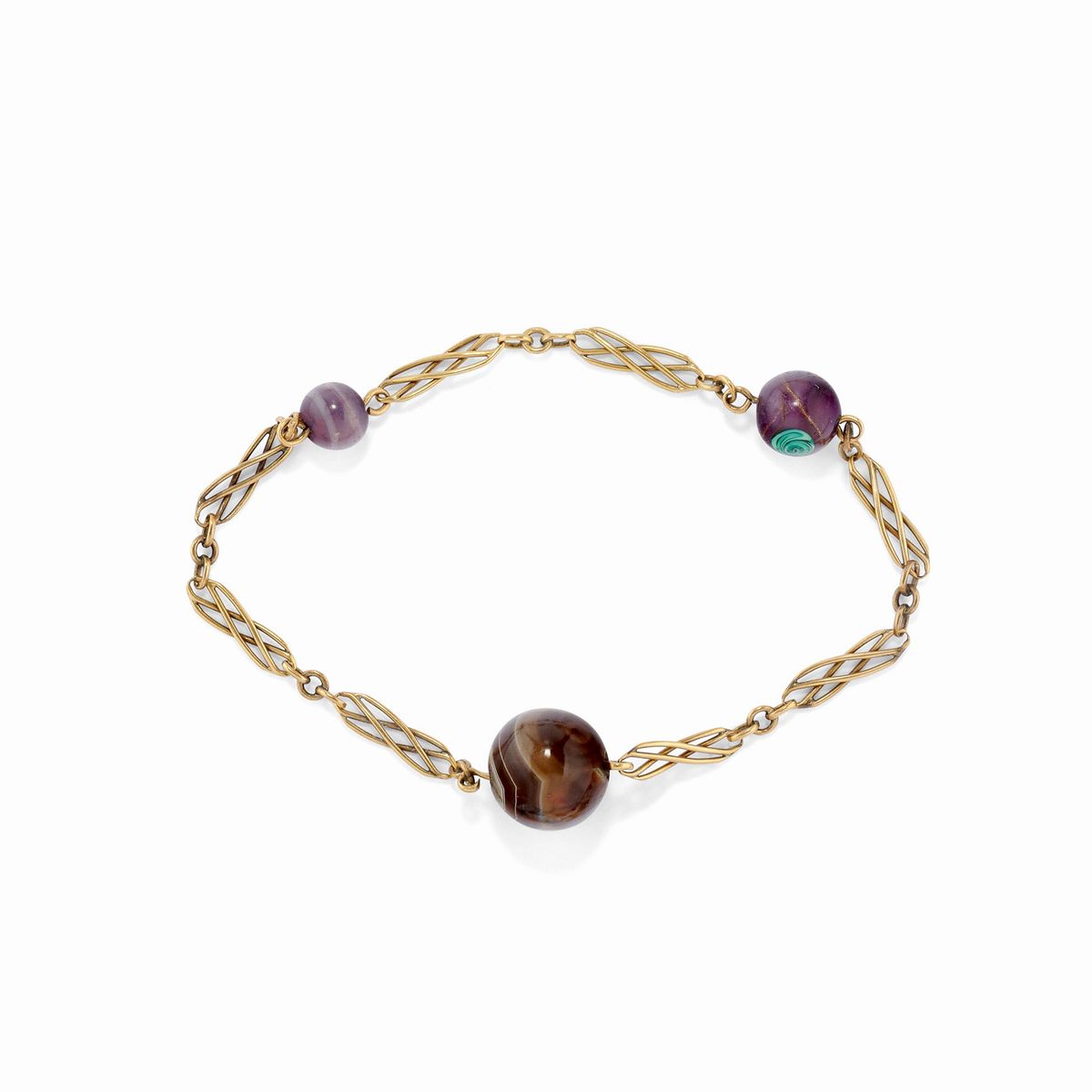 Tre bracciali e un pendente in oro giallo 18K con pietre dure, smalto e perle