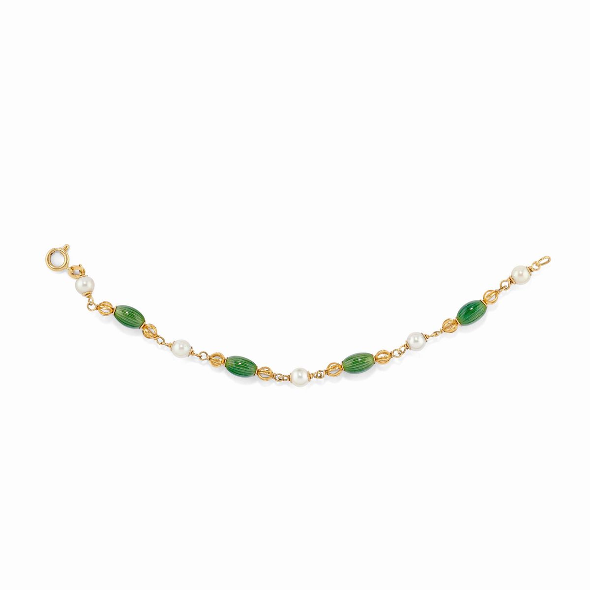 Tre bracciali e un pendente in oro giallo 18K con pietre dure, smalto e perle