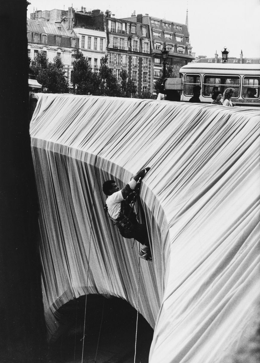Anonimo - Christo, Christo wraps the Pont-Neuf, Due stampe vintage alla gelatina ai sali d'argent...