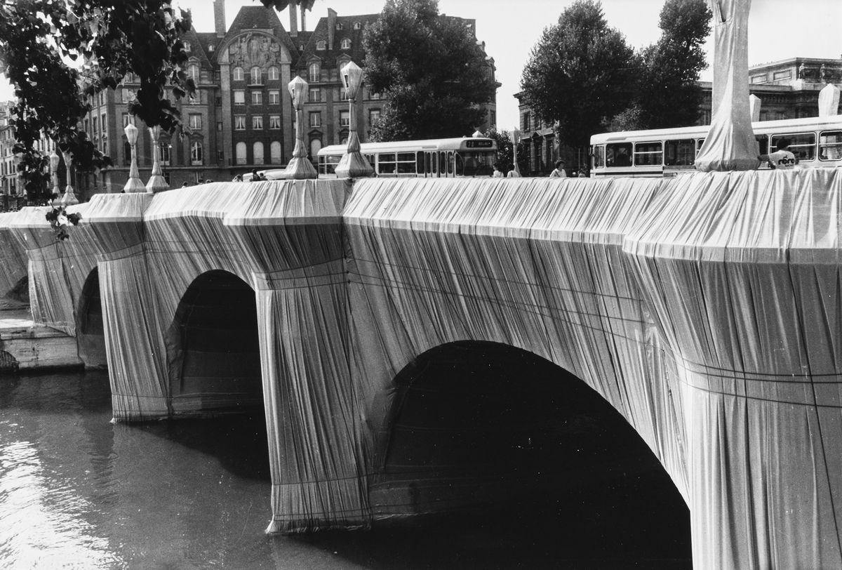 Anonimo - Christo, Christo wraps the Pont-Neuf, Due stampe vintage alla gelatina ai sali d'argent...