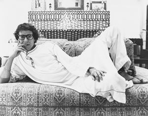 Yves Saint Laurent dans sa propriété de Marrakech au Maroc