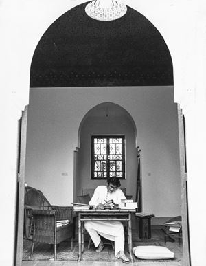 Yves Saint Laurent dans sa propriété de Marrakech au Maroc