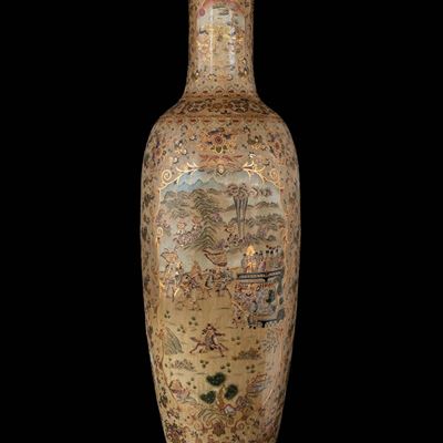 Grande e Importante Vaso Satsuma con Decorazioni Floreali e Scene di Vita di Corte, Giappone Iniz...