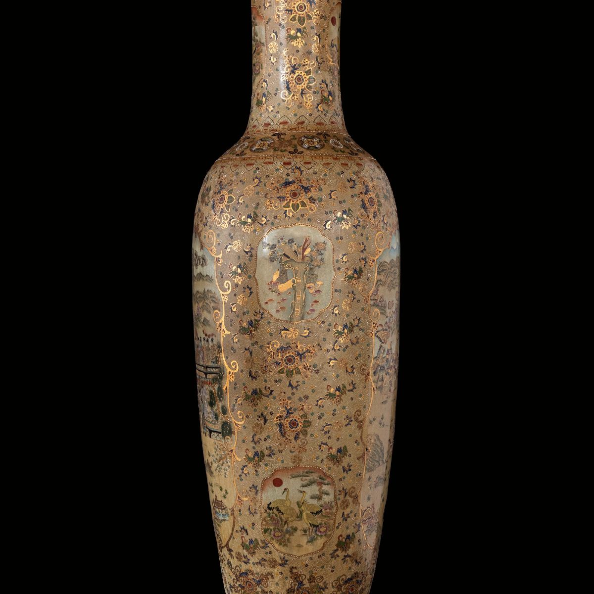Grande e Importante Vaso Satsuma con Decorazioni Floreali e Scene di Vita di Corte, Giappone Iniz...